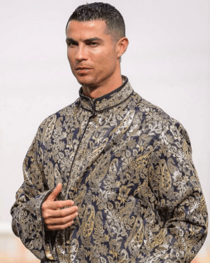 Gagah Bana! Cristiano Ronaldo Ucapkan Idul Fitri Pakai Baju Koko Bermotif Batik, Netizen: “Alhamdulillah Bang Dodo”