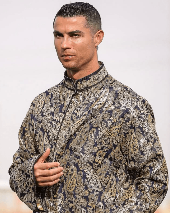 Gagah Bana! Cristiano Ronaldo Ucapkan Idul Fitri Pakai Baju Koko Bermotif Batik, Netizen: “Alhamdulillah Bang Dodo”