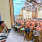 Di banyak sekolah, kepemimpinan bukan sekadar jabatan administratif. Ia adalah arah. Ia menentukan ritme kerja guru, budaya belajar siswa, hingga bagaimana sebuah sekolah bertumbuh. Karena itu, posisi kepala sekolah idealnya diisi oleh figur yang definitif—jelas kewenangannya, pasti arah kebijakannya. Namun dalam praktiknya, tidak semua sekolah berada dalam kondisi ideal tersebut. Di sejumlah daerah, termasuk yang tengah berkembang, posisi kepala sekolah kerap diisi oleh Pelaksana Tugas (PLT). Secara konsep, penunjukan PLT bukanlah sesuatu yang keliru. Ia adalah solusi sementara—jembatan ketika terjadi kekosongan jabatan sebelum kepala sekolah definitif ditetapkan. Masalahnya muncul ketika “sementara” itu berlangsung terlalu lama. Secara regulasi, penugasan PLT kepala sekolah memiliki batas waktu yang jelas. Dalam ketentuan yang berlaku, masa tugas PLT hanya diberikan dalam durasi terbatas—sekitar tiga bulan dan dapat diperpanjang sekali, sehingga total maksimal berada di kisaran enam bulan. Artinya, sejak awal, PLT memang tidak dirancang untuk menjadi solusi jangka panjang. Namun di lapangan, cerita yang berkembang sering kali berbeda. Muncul pertanyaan ketika posisi tersebut tetap diisi oleh PLT dalam waktu yang tidak lagi singkat. Ketika masa yang seharusnya bersifat transisi justru menjadi kondisi yang berlarut. Di titik ini, persoalannya bukan lagi sekadar administratif, tetapi mulai menyentuh aspek tata kelola. Kepemimpinan yang bersifat sementara membawa konsekuensi. Seorang PLT, dalam banyak kasus, tidak memiliki keleluasaan yang sama dengan kepala sekolah definitif. Ada batasan dalam pengambilan keputusan, ada kehati-hatian dalam menentukan arah kebijakan, dan tidak jarang muncul keraguan dalam menjalankan fungsi manajerial secara penuh. Dalam jangka pendek, ini mungkin tidak terlalu terasa. Namun dalam jangka panjang, kondisi tersebut dapat memengaruhi stabilitas internal sekolah. Guru membutuhkan kepastian arah. Program sekolah membutuhkan kesinambungan. Dan siswa, meski tidak selalu menyadarinya, sangat dipengaruhi oleh bagaimana sistem di sekolah mereka berjalan. Di sisi lain, dinamika dalam proses pengangkatan kepala sekolah juga tidak sederhana. Ada tahapan seleksi, penyesuaian regulasi, hingga proses administrasi yang harus dilalui. Dalam beberapa waktu terakhir, perubahan kebijakan di tingkat nasional juga turut memengaruhi mekanisme pengangkatan kepala sekolah di daerah. Ini menunjukkan bahwa persoalan tidak selalu sesederhana “tidak mau melantik”, tetapi bisa juga berkaitan dengan sistem yang sedang beradaptasi. Namun tetap saja, ketika proses tersebut berjalan terlalu lama tanpa kejelasan, ruang pertanyaan akan selalu muncul. Dalam konteks yang lebih luas, fenomena PLT yang berkepanjangan juga berpotensi memunculkan persepsi di masyarakat. Ketika posisi strategis tidak segera diisi secara definitif, muncul tanda tanya tentang bagaimana sistem bekerja—apakah sudah berjalan sesuai mekanisme, atau justru masih menyisakan ruang-ruang yang belum sepenuhnya transparan. Persepsi ini penting, karena kepercayaan publik terhadap dunia pendidikan tidak hanya dibangun dari hasil, tetapi juga dari proses. Di tengah berbagai upaya peningkatan kualitas pendidikan—mulai dari bantuan bagi siswa, perbaikan fasilitas, hingga peningkatan kompetensi guru—kepastian dalam kepemimpinan sekolah menjadi salah satu elemen yang tidak bisa diabaikan. Karena pada akhirnya, sekolah bukan hanya tentang ruang belajar, tetapi juga tentang sistem yang menggerakkannya. Dan dalam sistem itu, posisi kepala sekolah adalah salah satu poros utama. Tulisan ini tidak dimaksudkan untuk menunjuk atau menyimpulkan sesuatu secara sepihak. Namun sebagai refleksi, penting untuk kembali mengingat bahwa setiap kebijakan memiliki tujuan awal—termasuk penunjukan PLT yang memang dirancang sebagai solusi sementara. Pertanyaannya kemudian menjadi sederhana, namun mendasar: Kepala sekolah dan guru mengikuti rapat pendidikan