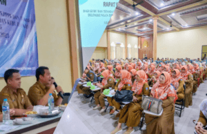 Di banyak sekolah, kepemimpinan bukan sekadar jabatan administratif. Ia adalah arah. Ia menentukan ritme kerja guru, budaya belajar siswa, hingga bagaimana sebuah sekolah bertumbuh. Karena itu, posisi kepala sekolah idealnya diisi oleh figur yang definitif—jelas kewenangannya, pasti arah kebijakannya. Namun dalam praktiknya, tidak semua sekolah berada dalam kondisi ideal tersebut. Di sejumlah daerah, termasuk yang tengah berkembang, posisi kepala sekolah kerap diisi oleh Pelaksana Tugas (PLT). Secara konsep, penunjukan PLT bukanlah sesuatu yang keliru. Ia adalah solusi sementara—jembatan ketika terjadi kekosongan jabatan sebelum kepala sekolah definitif ditetapkan. Masalahnya muncul ketika “sementara” itu berlangsung terlalu lama. Secara regulasi, penugasan PLT kepala sekolah memiliki batas waktu yang jelas. Dalam ketentuan yang berlaku, masa tugas PLT hanya diberikan dalam durasi terbatas—sekitar tiga bulan dan dapat diperpanjang sekali, sehingga total maksimal berada di kisaran enam bulan. Artinya, sejak awal, PLT memang tidak dirancang untuk menjadi solusi jangka panjang. Namun di lapangan, cerita yang berkembang sering kali berbeda. Muncul pertanyaan ketika posisi tersebut tetap diisi oleh PLT dalam waktu yang tidak lagi singkat. Ketika masa yang seharusnya bersifat transisi justru menjadi kondisi yang berlarut. Di titik ini, persoalannya bukan lagi sekadar administratif, tetapi mulai menyentuh aspek tata kelola. Kepemimpinan yang bersifat sementara membawa konsekuensi. Seorang PLT, dalam banyak kasus, tidak memiliki keleluasaan yang sama dengan kepala sekolah definitif. Ada batasan dalam pengambilan keputusan, ada kehati-hatian dalam menentukan arah kebijakan, dan tidak jarang muncul keraguan dalam menjalankan fungsi manajerial secara penuh. Dalam jangka pendek, ini mungkin tidak terlalu terasa. Namun dalam jangka panjang, kondisi tersebut dapat memengaruhi stabilitas internal sekolah. Guru membutuhkan kepastian arah. Program sekolah membutuhkan kesinambungan. Dan siswa, meski tidak selalu menyadarinya, sangat dipengaruhi oleh bagaimana sistem di sekolah mereka berjalan. Di sisi lain, dinamika dalam proses pengangkatan kepala sekolah juga tidak sederhana. Ada tahapan seleksi, penyesuaian regulasi, hingga proses administrasi yang harus dilalui. Dalam beberapa waktu terakhir, perubahan kebijakan di tingkat nasional juga turut memengaruhi mekanisme pengangkatan kepala sekolah di daerah. Ini menunjukkan bahwa persoalan tidak selalu sesederhana “tidak mau melantik”, tetapi bisa juga berkaitan dengan sistem yang sedang beradaptasi. Namun tetap saja, ketika proses tersebut berjalan terlalu lama tanpa kejelasan, ruang pertanyaan akan selalu muncul. Dalam konteks yang lebih luas, fenomena PLT yang berkepanjangan juga berpotensi memunculkan persepsi di masyarakat. Ketika posisi strategis tidak segera diisi secara definitif, muncul tanda tanya tentang bagaimana sistem bekerja—apakah sudah berjalan sesuai mekanisme, atau justru masih menyisakan ruang-ruang yang belum sepenuhnya transparan. Persepsi ini penting, karena kepercayaan publik terhadap dunia pendidikan tidak hanya dibangun dari hasil, tetapi juga dari proses. Di tengah berbagai upaya peningkatan kualitas pendidikan—mulai dari bantuan bagi siswa, perbaikan fasilitas, hingga peningkatan kompetensi guru—kepastian dalam kepemimpinan sekolah menjadi salah satu elemen yang tidak bisa diabaikan. Karena pada akhirnya, sekolah bukan hanya tentang ruang belajar, tetapi juga tentang sistem yang menggerakkannya. Dan dalam sistem itu, posisi kepala sekolah adalah salah satu poros utama. Tulisan ini tidak dimaksudkan untuk menunjuk atau menyimpulkan sesuatu secara sepihak. Namun sebagai refleksi, penting untuk kembali mengingat bahwa setiap kebijakan memiliki tujuan awal—termasuk penunjukan PLT yang memang dirancang sebagai solusi sementara. Pertanyaannya kemudian menjadi sederhana, namun mendasar: Kepala sekolah dan guru mengikuti rapat pendidikan