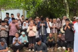 Ribuan warga melayat ke rumah duka Yus Datuak Parpatiah di Sungai Batang.