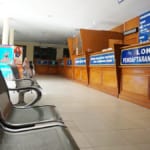 Perdebatan warga dengan petugas Samsat terkait aturan KTP asli