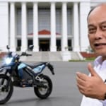 Pejabat Badan Gizi Nasional di depan motor listrik program SPPG di kawasan Citeureup Bogor