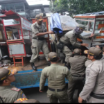 petugas satpol pp menertibkan pedagang kaki lima di kawasan kota padang