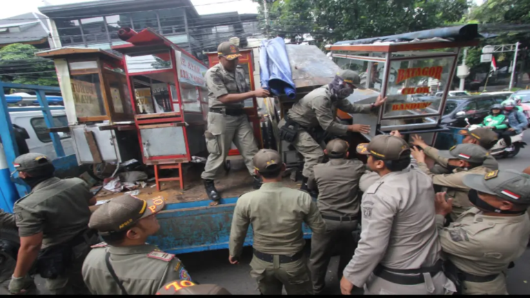 petugas satpol pp menertibkan pedagang kaki lima di kawasan kota padang