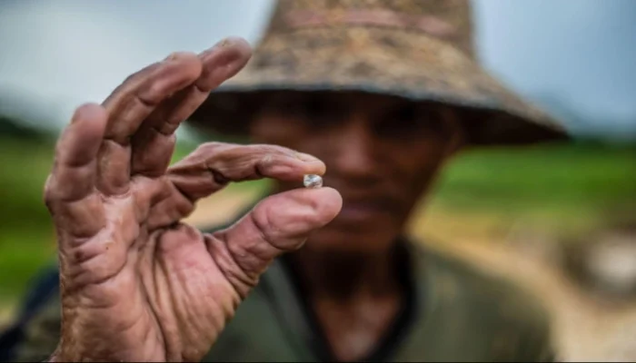 Negara yang Katanya Kaya, Tapi Warganya Terus Bertanya